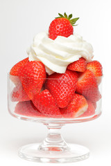 frische Erdbeeren mit Schlagsahne