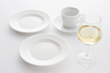 白背景に並べた食器とワイン