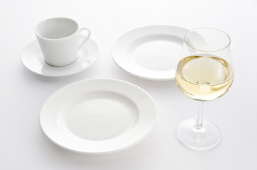 白背景に並べた食器とワイン