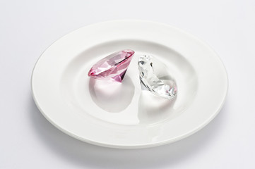 食器と宝石のイメージ