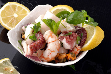 CIOTOLA CON INSALATA DI MARE 3