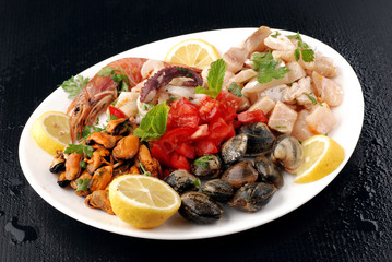 PORTATA DI CONDIMENTO DI MARE CRUDO