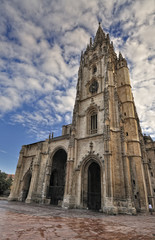 Fototapeta na wymiar Wieża katedry San Salvador.