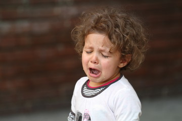bambina che piange