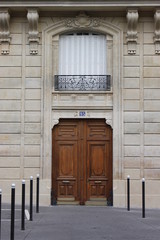 Fototapeta na wymiar Porte d'immeuble à Paris