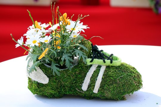 Blumentopf aus Moos mit Blumengesteck