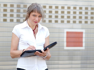 Frau mit Mappe © Ralph Maats