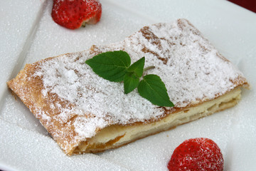 frischer Topfenstrudel