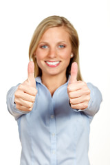 erfolgreiche blonde frau h&auml;lt beide daumen hoch