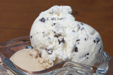 Stracciatella und Walnuss Eis