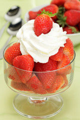 frische Erdbeeren mit Schlagsahne
