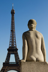 Fototapeta na wymiar Statue And Eiffel Tower