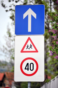 speed limit near school and direction traffic sign