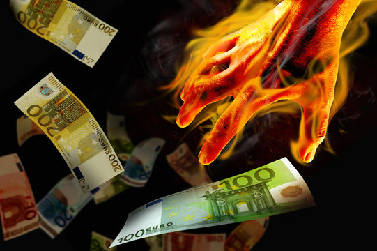 кредитная карта одобрена сбербанк. сгорят кредиты. деньги горят. банк прогорел. платеж по ипотеке.