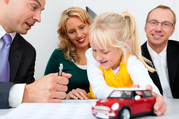 Familie mit Berater - KFZ Kredit