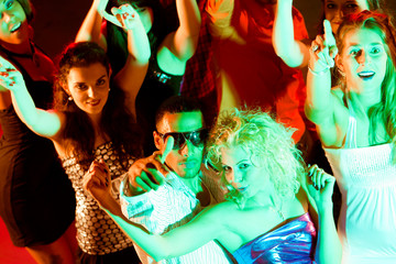 Freunde tanzen in Disco oder Club