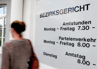 Frau vor einem geschlossenen Amt