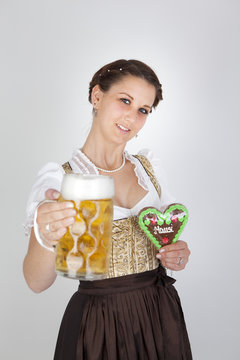 Mausi mit Ma&szlig; Bier