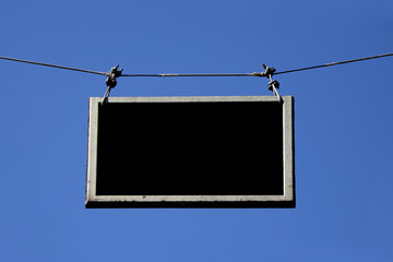Am blauen Himmel hängt ein Rahmen
