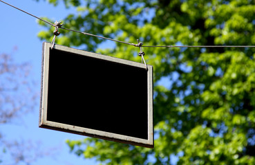 Aufgehängtes Schild