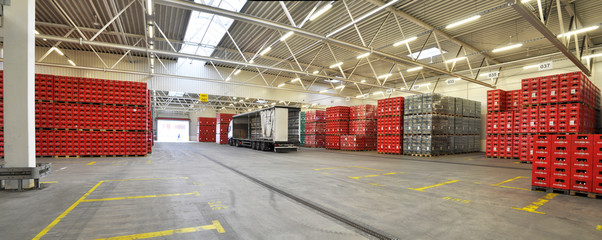 Panorama - Verladung in einer Lagerhalle Getränkeindustrie