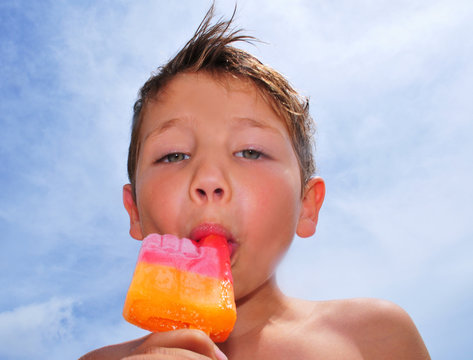 Kind mit Eis