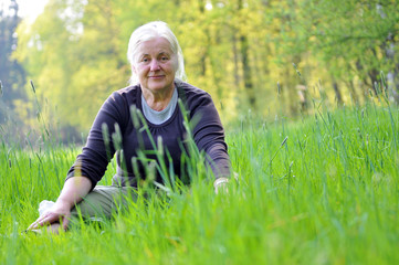 Seniorin beim entspannen