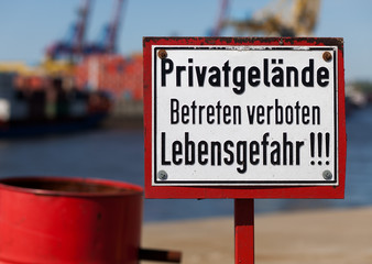 Schild im Hafen