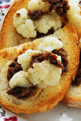 Crostini al cavolo e acciughe