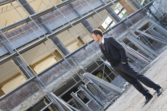 Mann auf der Baustelle vor der Fassade