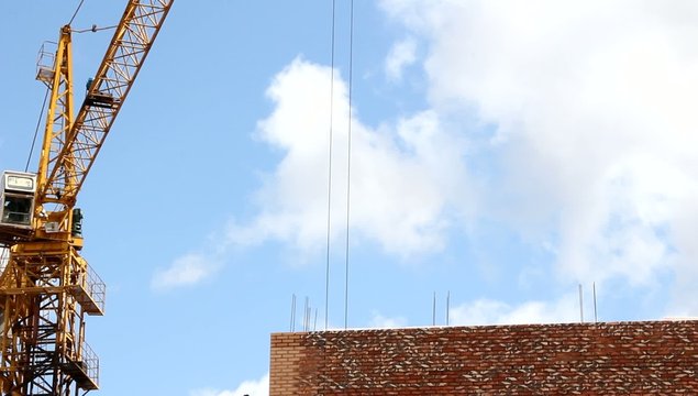 Строительный кран,подъем груза