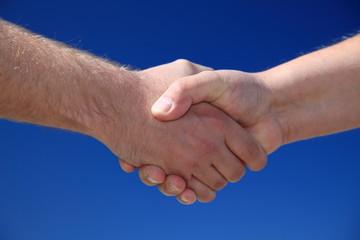 Handschlag vor blauem Himmel