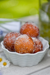 goldbraune Quarkbällchen