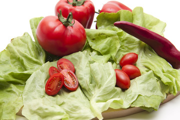 Tomate und Peperoni auf Salatblatt