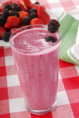 Yogurt smoothie with blackberries
