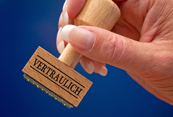 Vertraulich Stempel mit Hand