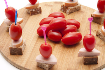 Cocktailtomaten mit Wurst und Brot