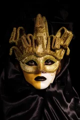 Frau in gelber Partymaske © Heorshe