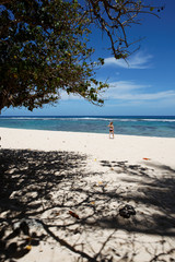 petite fille sur une plage des caraïbes