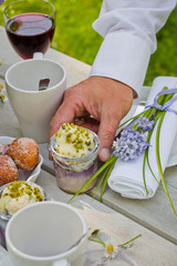 dessert servieren