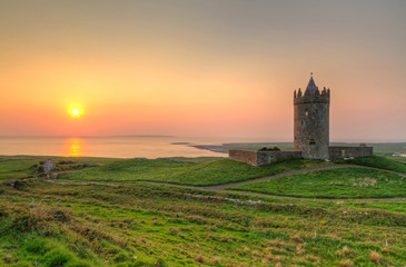Fototapeta na wymiar Doonagore Zamek o zachodzie słońca - Irlandia
