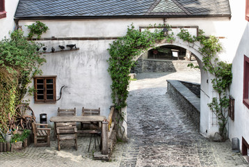 Fototapeta na wymiar łukowate wejście do średniowiecznego zamku