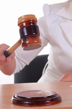 Удар судейским молотом