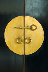 Obraz na płótnie Canvas golden key in the cabinet door