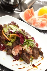 Beef with grapefruit and rucola salad