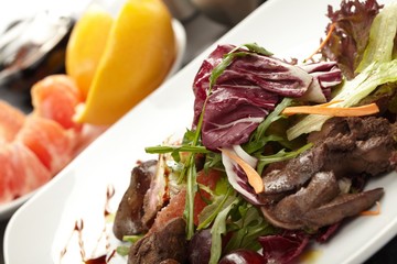 Beef with grapefruit and rucola salad