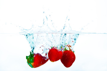 erdbeeren fallen ins wasser