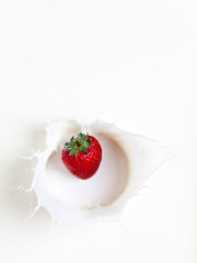 erdbeere fällt in milch