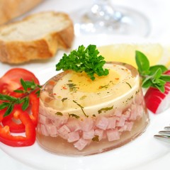 Fleisch im Aspik