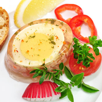 Ei und Fleisch im Aspik